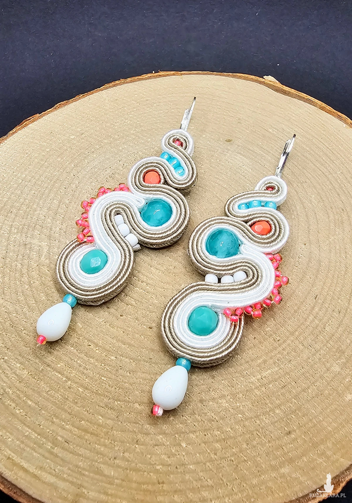 Biało kolorowe kolczyki sutasz z jadeitem